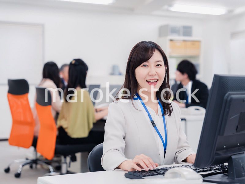 笑顔でデスクワークをする女性