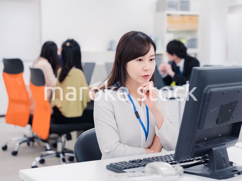 笑顔でデスクワークをする女性