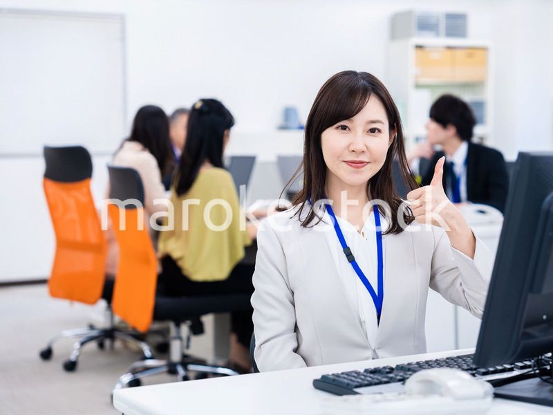 グッドサインをするビジネスパーソン