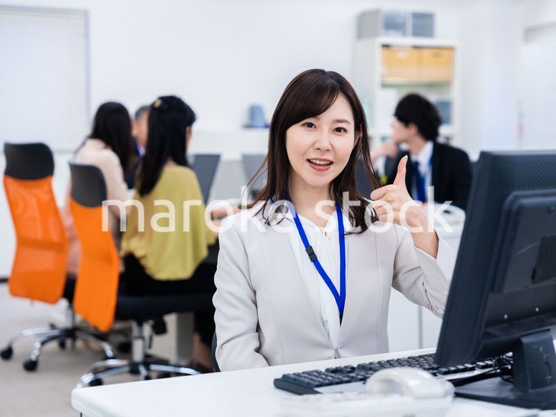 グッドサインをするビジネスパーソン