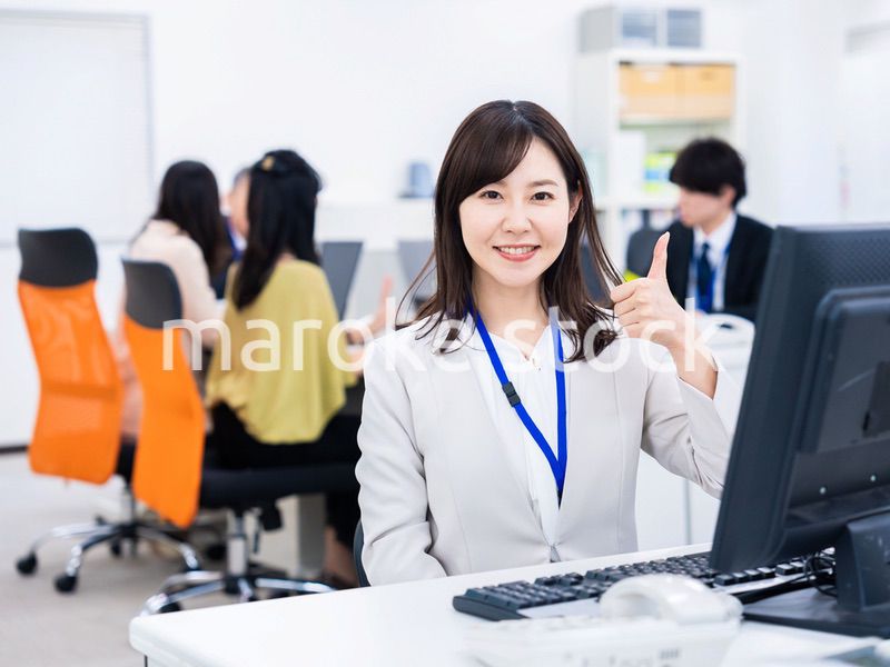 グッドサインをするビジネスパーソン