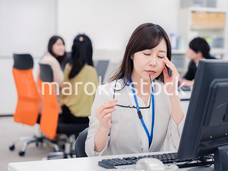 ドライアイに悩むオフィスワーカーの女性