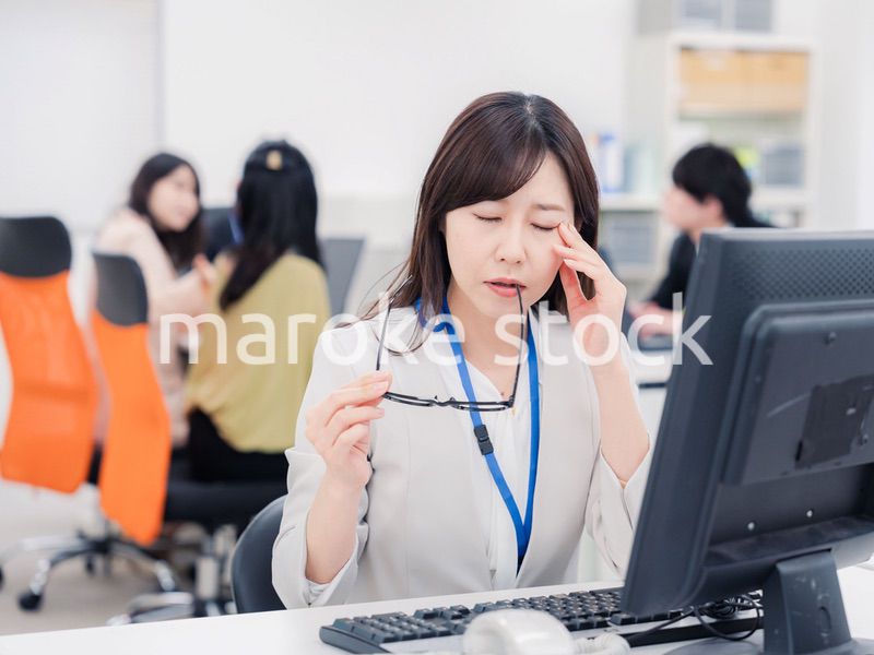 ドライアイに悩むオフィスワーカーの女性