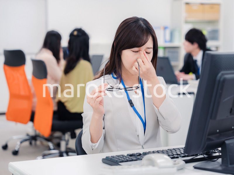 ドライアイに悩むオフィスワーカーの女性