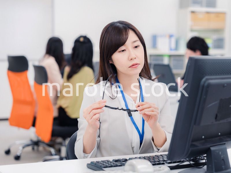 ドライアイに悩むオフィスワーカーの女性