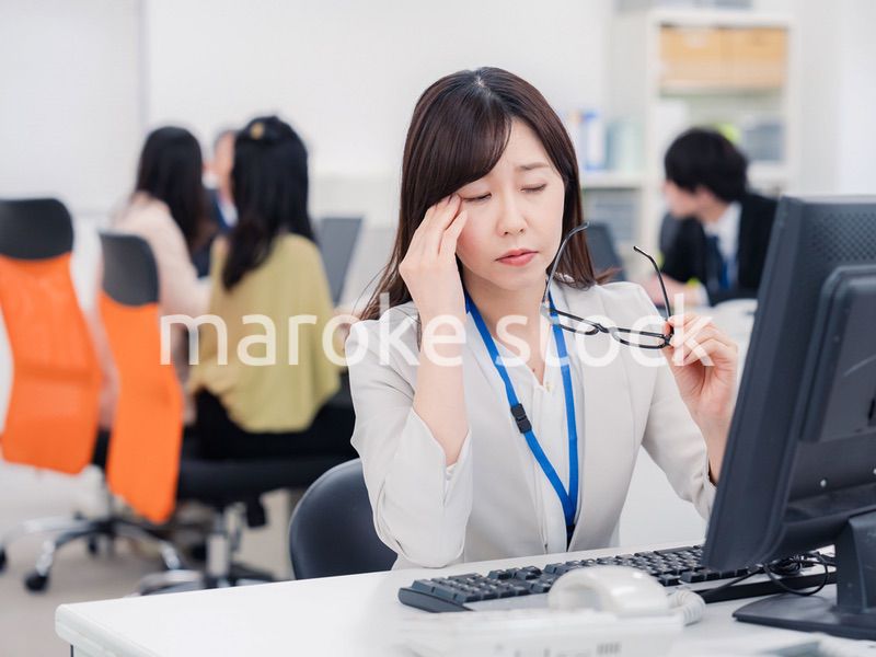 ドライアイに悩むオフィスワーカーの女性