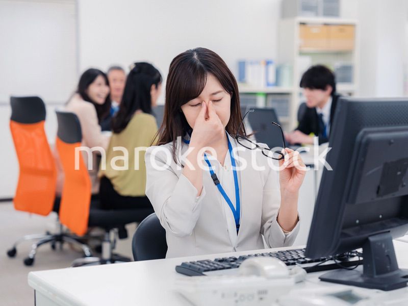 ドライアイに悩むオフィスワーカーの女性