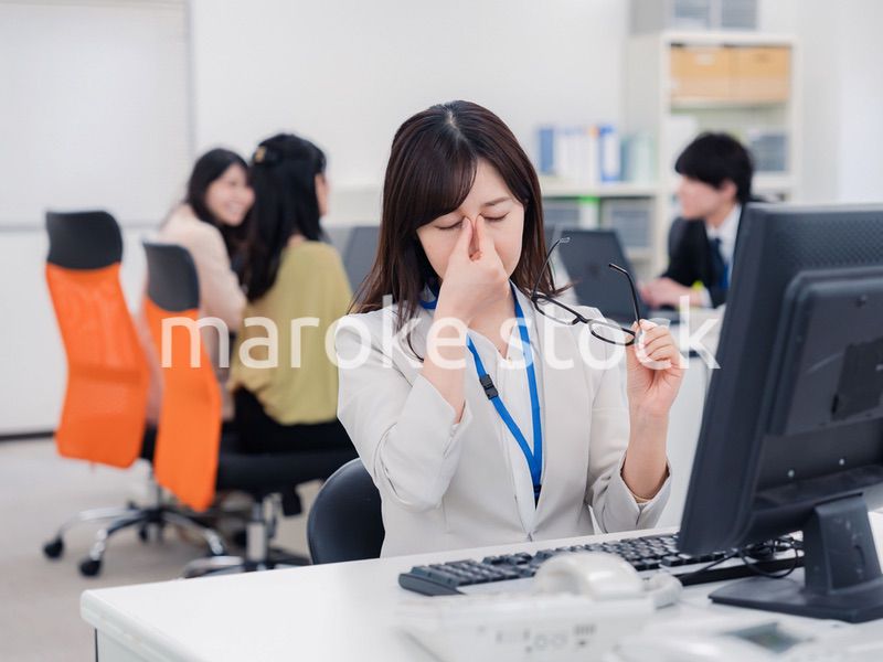 ドライアイに悩むオフィスワーカーの女性