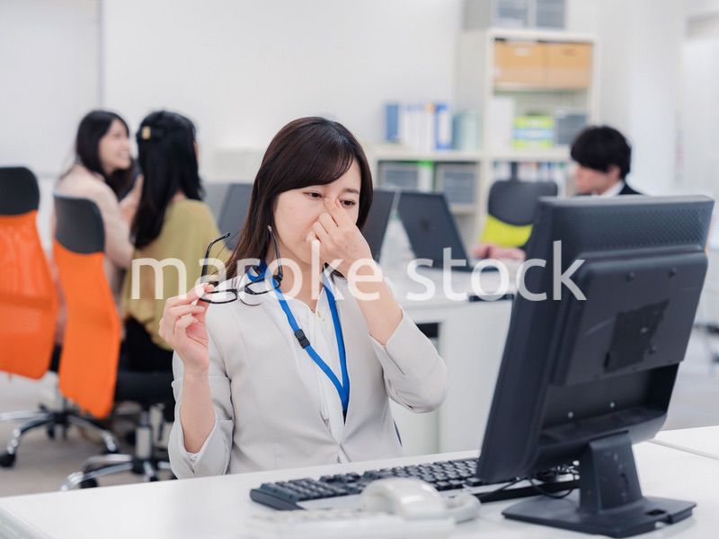 ドライアイに悩むオフィスワーカーの女性