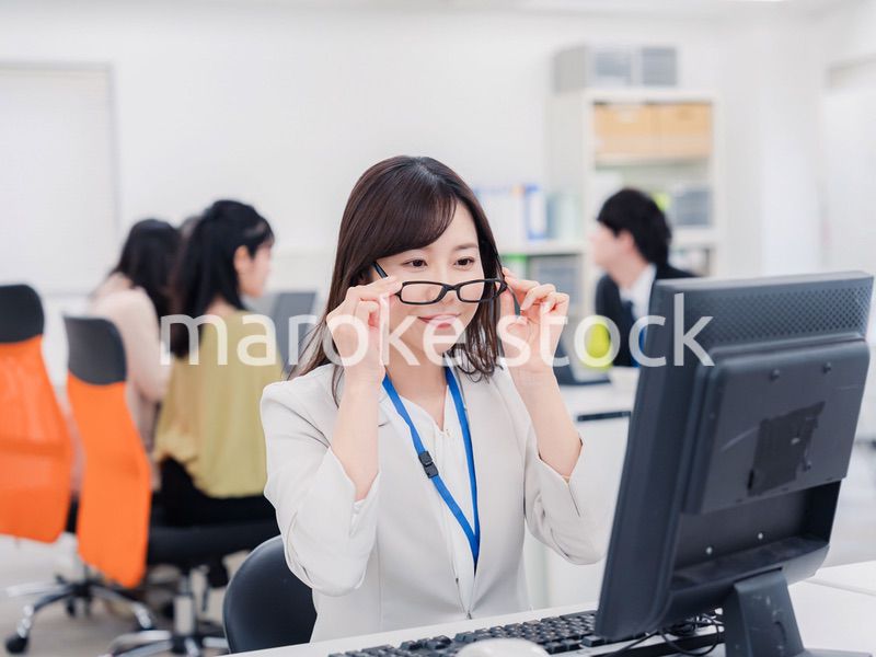 ドライアイに悩むオフィスワーカーの女性