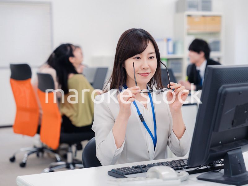 ドライアイに悩むオフィスワーカーの女性