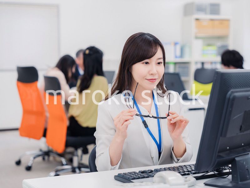 ドライアイに悩むオフィスワーカーの女性