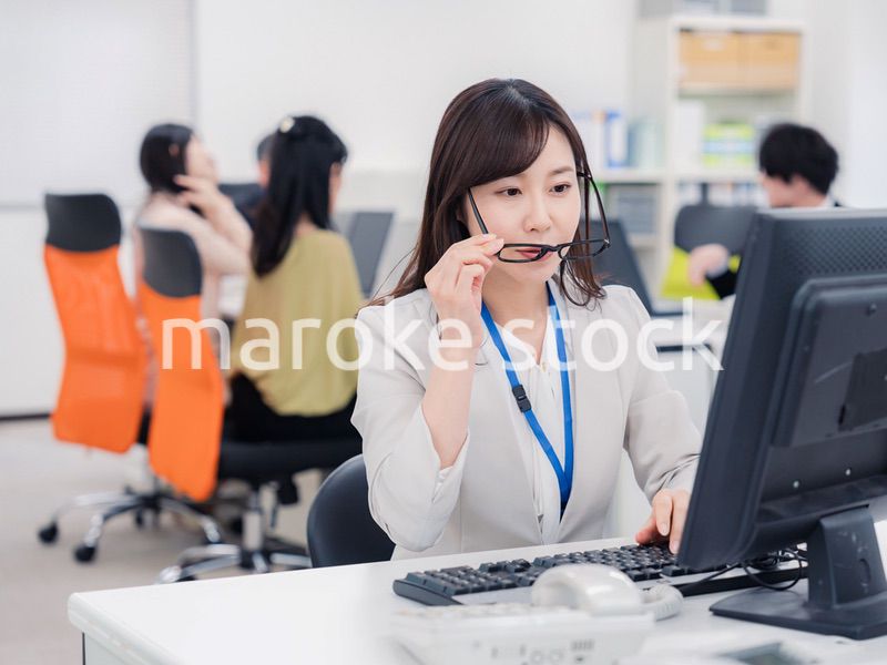 ドライアイに悩むオフィスワーカーの女性