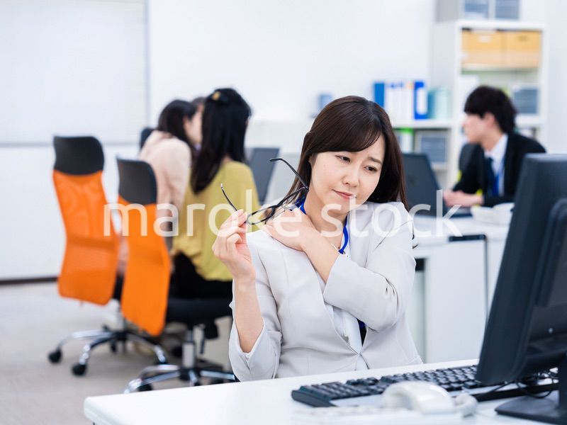 肩こりに苦しむビジネスパーソン