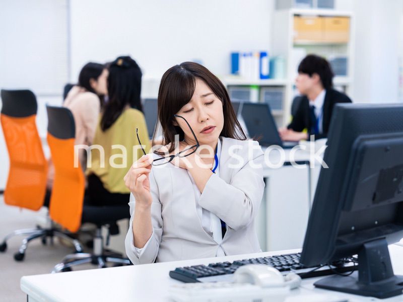肩こりに苦しむビジネスパーソン