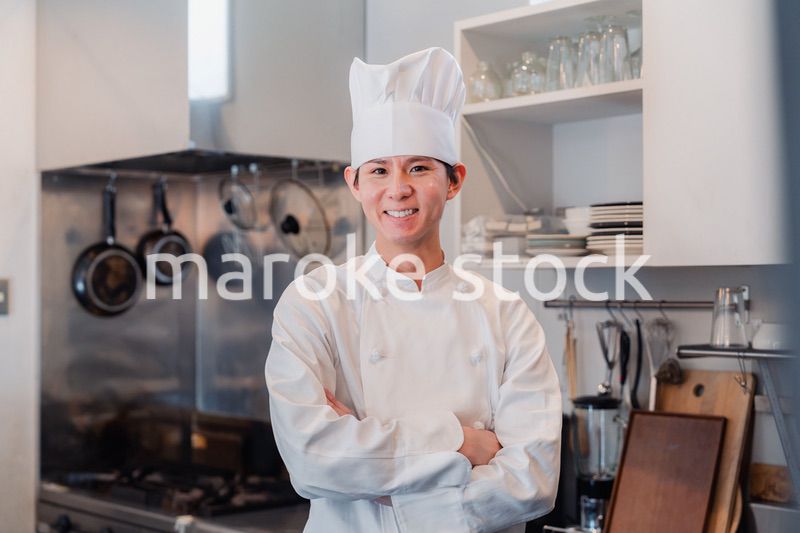 真剣な表情で腕組をする料理人