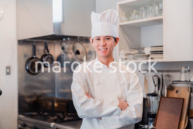 真剣な表情で腕組をする料理人
