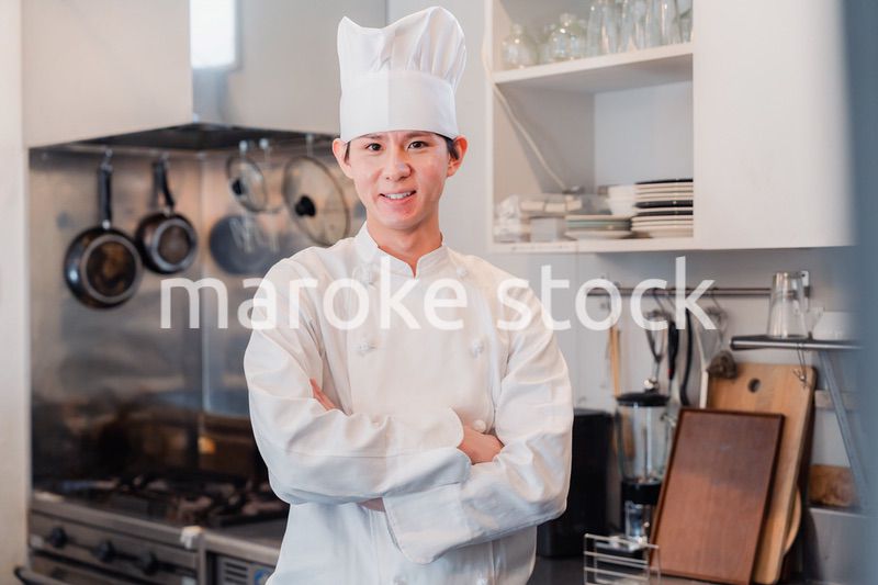 真剣な表情で腕組をする料理人