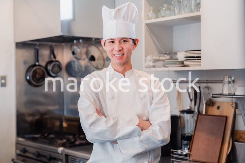 真剣な表情で腕組をする料理人