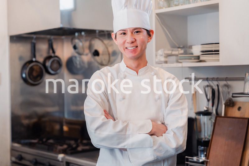 真剣な表情で腕組をする料理人