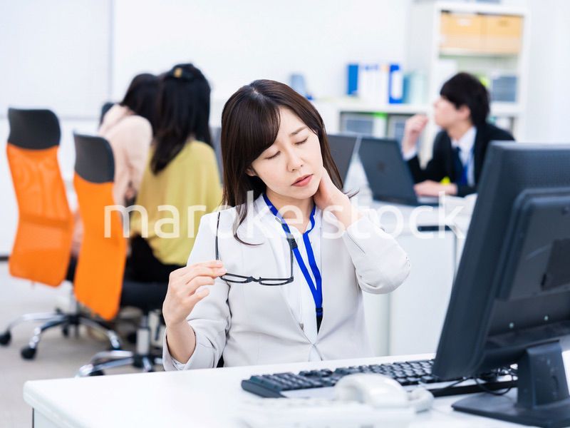 肩こりに苦しむビジネスパーソン