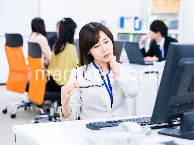 肩こりに苦しむビジネスパーソン