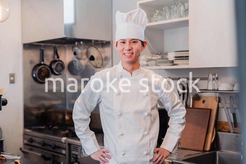 笑顔で働く男性シェフ