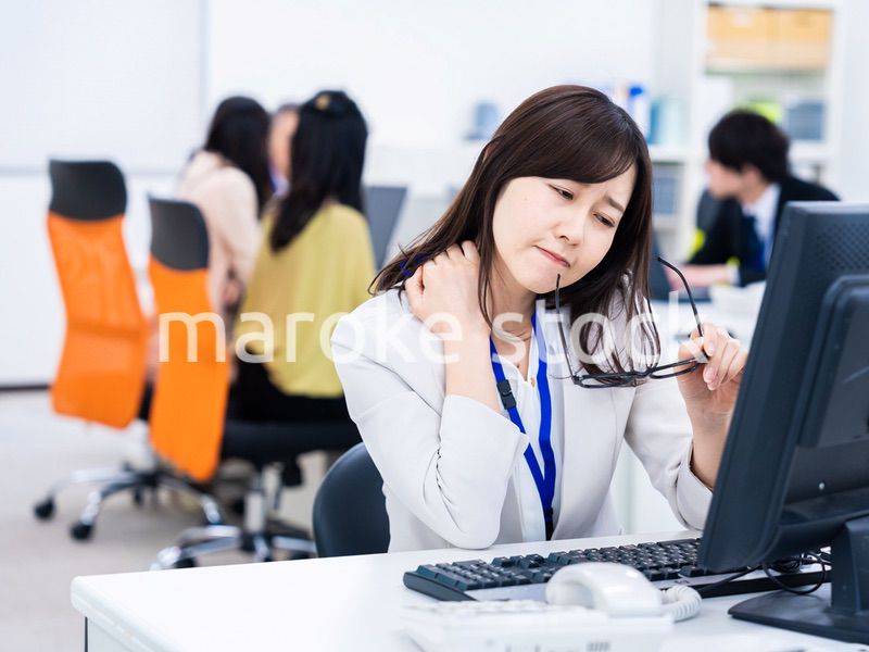 肩こりに苦しむビジネスパーソン