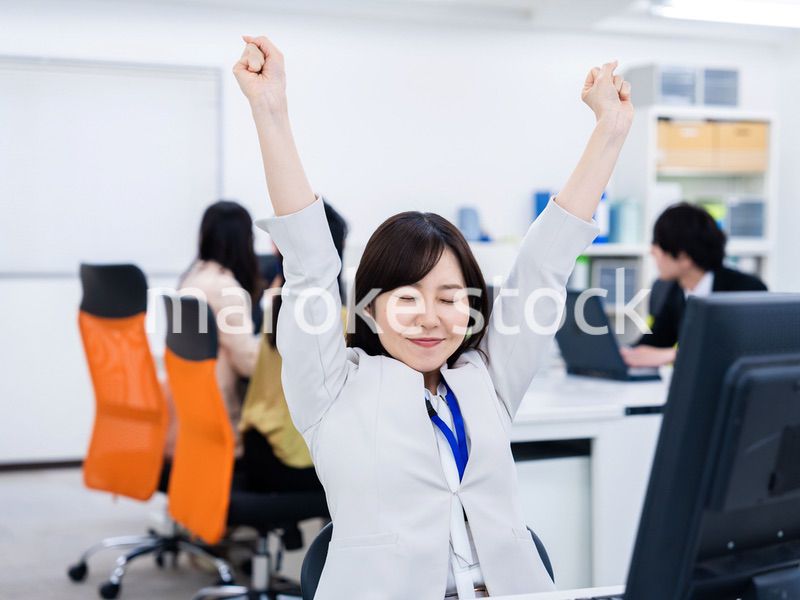 仕事が終わり開放感に浸るビジネスパーソン