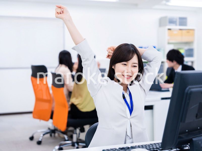 仕事が終わり開放感に浸るビジネスパーソン