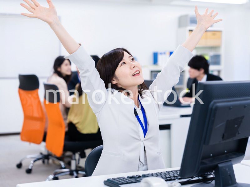 仕事が終わり開放感に浸るビジネスパーソン