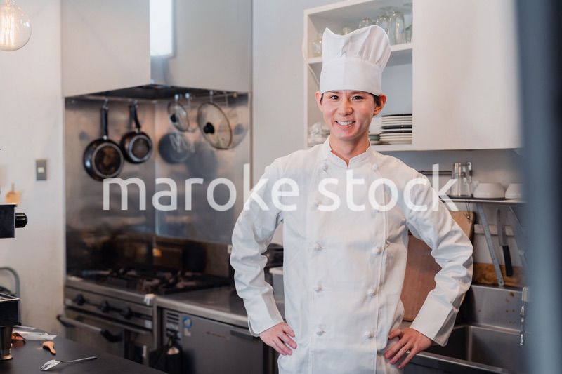 笑顔で働く男性シェフ