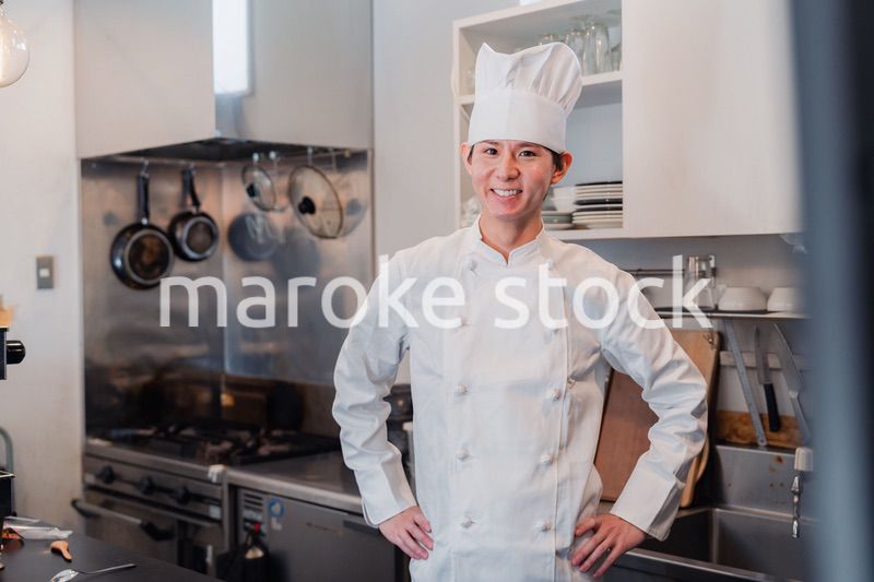 笑顔で働く男性シェフ