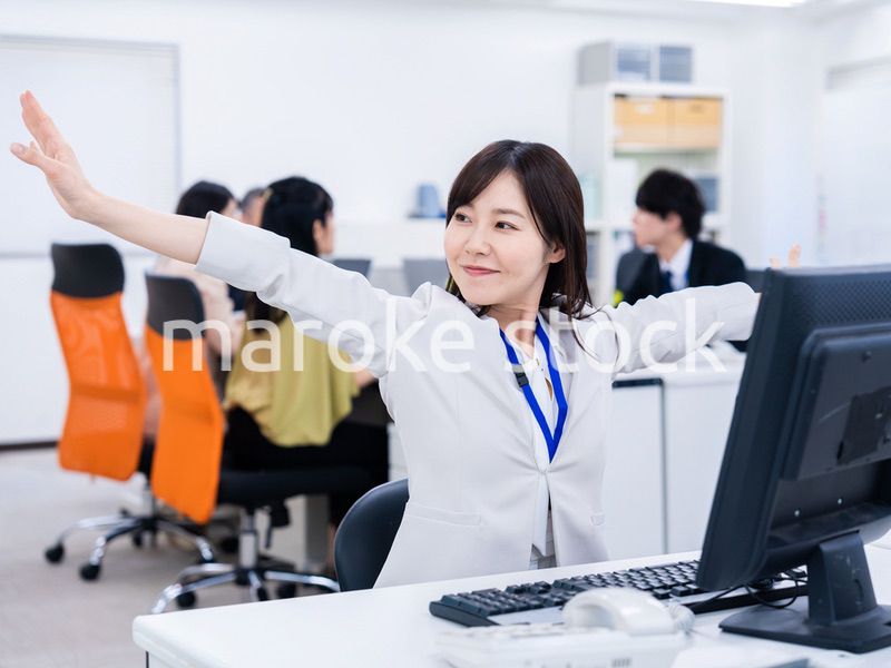 仕事が終わり開放感に浸るビジネスパーソン