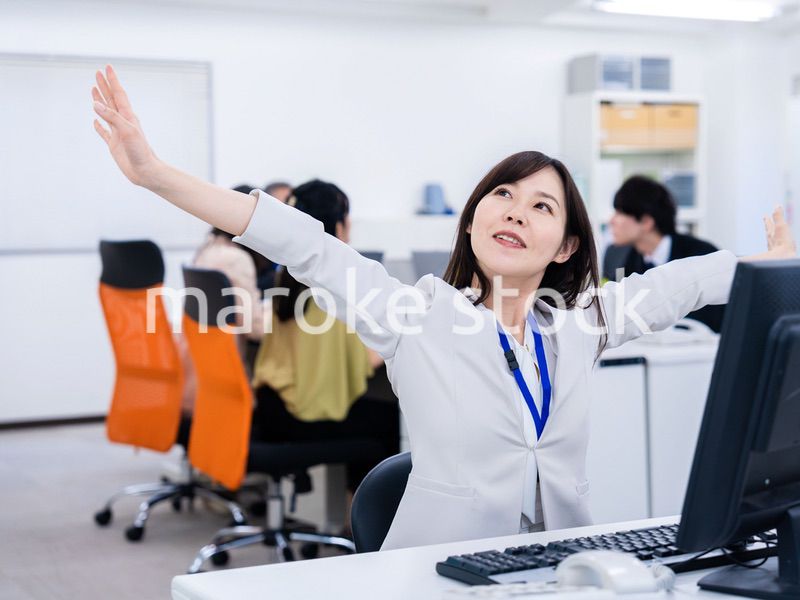 仕事が終わり開放感に浸るビジネスパーソン