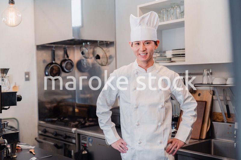 笑顔で働く男性シェフ