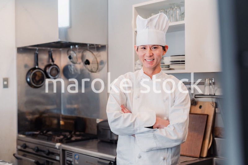 真剣な表情で腕組をする料理人