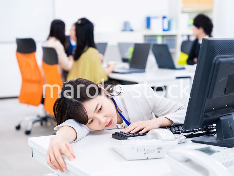 多忙で疲労するビジネスパーソン