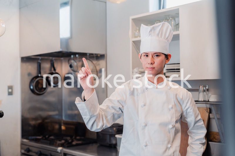 ポイントを指差す男性シェフ