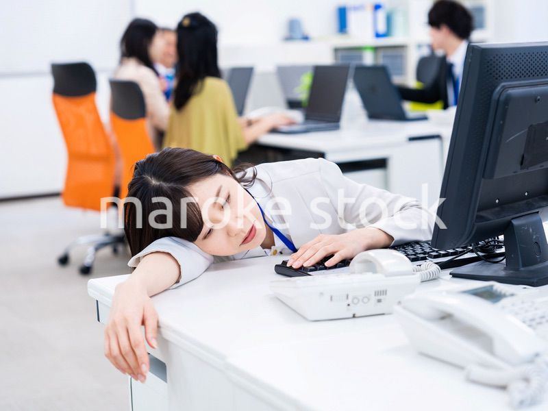 多忙で疲労するビジネスパーソン