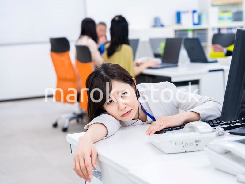 多忙で疲労するビジネスパーソン