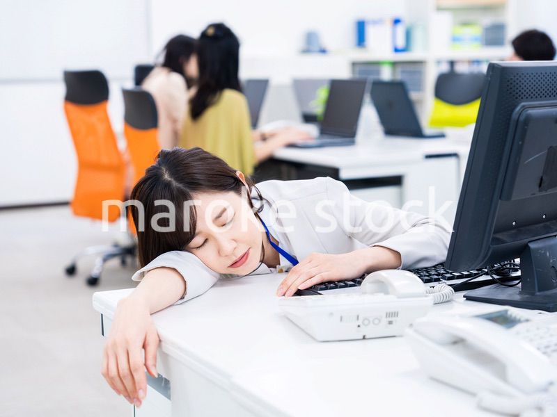 多忙で疲労するビジネスパーソン