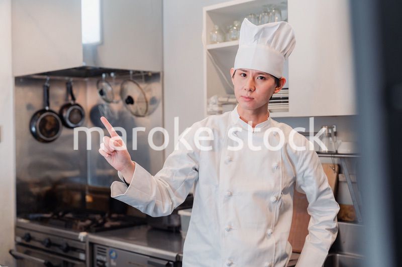 ポイントを指差す男性シェフ