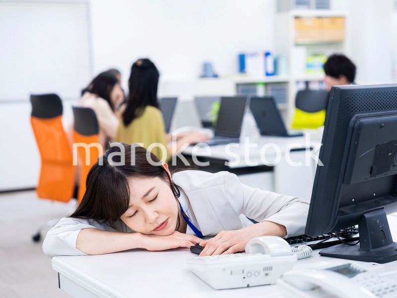 多忙で疲労するビジネスパーソン