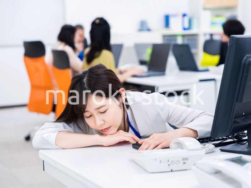 多忙で疲労するビジネスパーソン