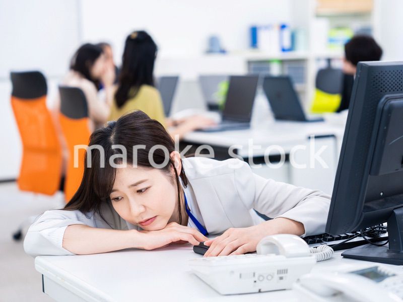 多忙で疲労するビジネスパーソン