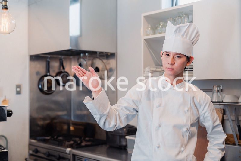 ポイントを指差す男性シェフ