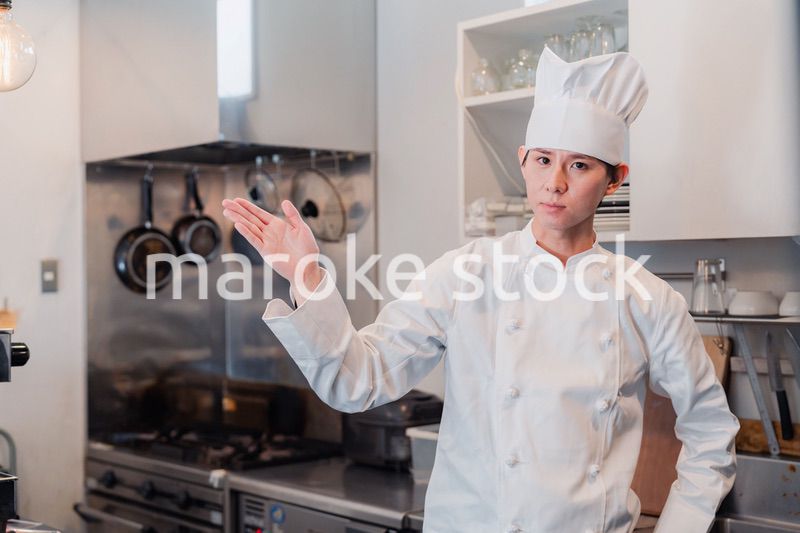 ポイントを指差す男性シェフ