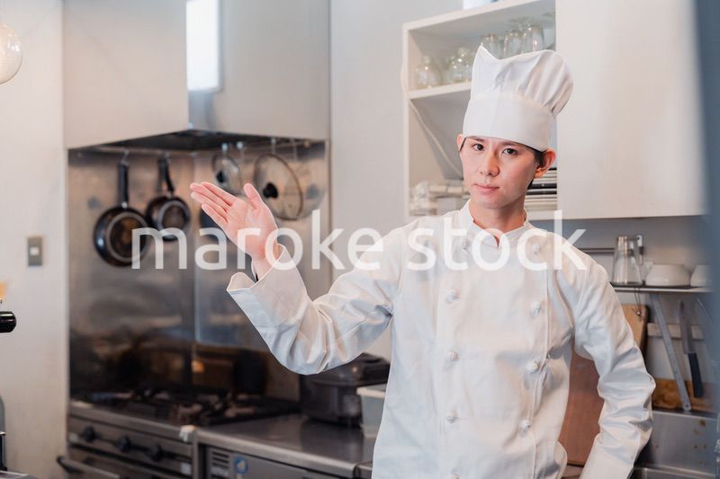 ポイントを指差す男性シェフ