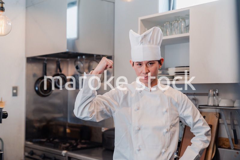 ガッツポーズをする男性シェフ